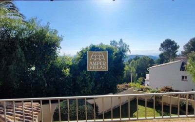 Вилла в средиземноморском стиле с прекрасным садом и 2 отдельными апартаментами, в Альтее